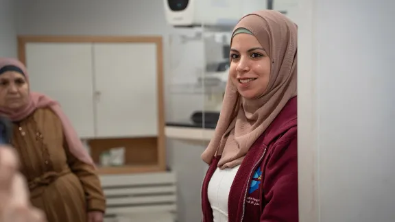 Röntgenassistentin Narmeen Awwad bei der Sprechstunde