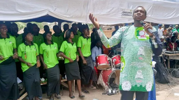 Auftritt eines Chors während der Feiern zum 100-jährigen Jubiläum der Lutherischen Brüderkirche in Kamerun