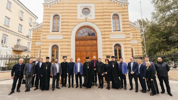 Gruppenbild mit Verantwortlichen von Religionsgemeinschaften in der Ukraine vor der Lutherischen Kirche St. Katharinen in Kiew.