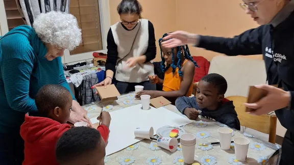 Volunteers and staff engage children in different activities including games, painting, baking cookies and preparing for festivities. Photo: Schutzhütte B1 Rifugio