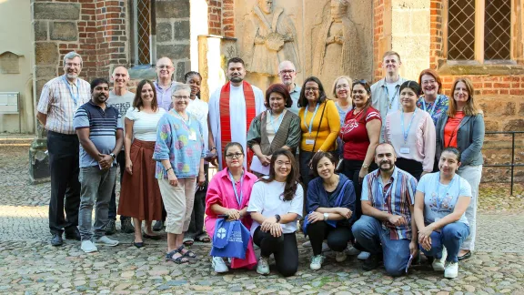 Teilnehmende und Organisatorinnen und Organisatoren des Siebenten Seminars für nicht-ordinierte Kirchenleitenden nach dem Abendmahlsgottesdienst in der Fronleichnamskapelle in Wittenberg, Deutschland. Foto: LWB/A. Weyermüller