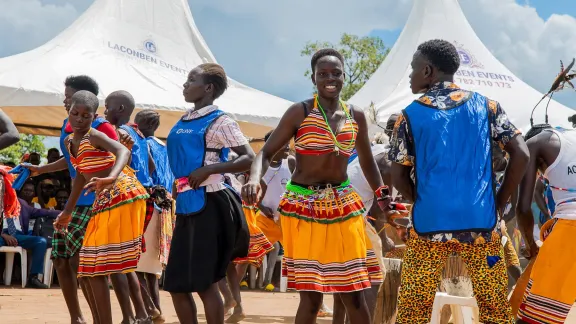 Acholi Kids bei einer Aufführung während der Feierlichkeiten zum Weltfriedenstag 2023 in Lamwo. Foto: LWB/Victor Wahome