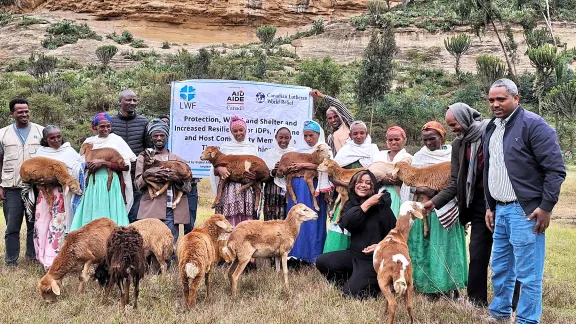 LWB-Länderrepräsentantin Sophia Gebreyes (vorn kniend in Schwarz) mit Mitgliedern der Gemeinschaft in Adigrat, Tigray, 2023.