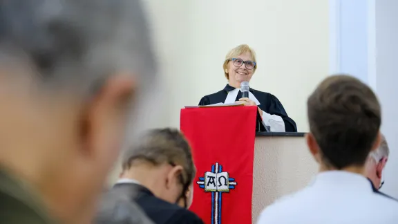 Die Kirchenpräsidentin der IECLB, Pfarrerin Sílvia Genz, predigt in einem Gottesdienst in Nova Friburgo/RJ. Foto: IECLB