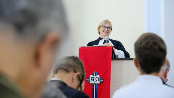 La pastora presidente de la IECLB, Rev. Sílvia Genz, predicando en un servicio en Nova Friburgo/RJ. Foto: IECLB