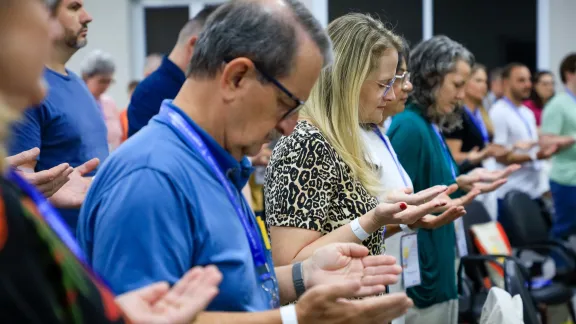 Momento de oración en el culto de apertura del Concilio de la IECLB. Foto: IECLB