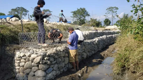 Communities learn how to build defenses against river flooding in Nepal. Photo: LWF Nepal