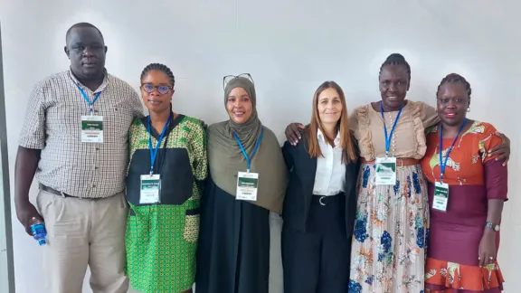 Teilnehmende der Podiumsdiskussion während der Veranstaltung: ACHPR-Kommissarin Salma Sassi, Vizevorsitzende der Arbeitsgruppe wirtschaftliche, soziale und kulturelle Rechte und Sonderberichterstatterin zu den Rechten Geflüchteter; Honorarprofessorin Maya Sahli-Fadel, ehemalige Sonderberichterstatterin der Afrikanischen Union zu Geflüchteten, Asylsuchenden und Migrierenden; Milly Nancy Lagu, Vorsitzende des Refugee Welfare Council III in Ugandas Distrikt Kiryandongo; und Anab Gedi Mohamed, Geflüchtete in Fü