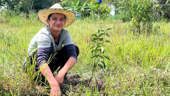 In Colombia’s Arauca region, where extractive industries have destroyed entire ecosystems, local farmers participate in an LWF-supported reforestation and land recovery project. Photo: LWF Colombia