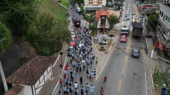 La juventud en las calles de la ciudad, marcando la presencia luterana. Foto: IECLB