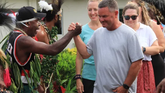 Members of the Evangelical Lutheran Church of Papua New Guinea (ELCPNG) greet the Evangelical Lutheran Church in America (ELCA) companion synod delegates. Photo: ELCA/Y. Franklin Ishida