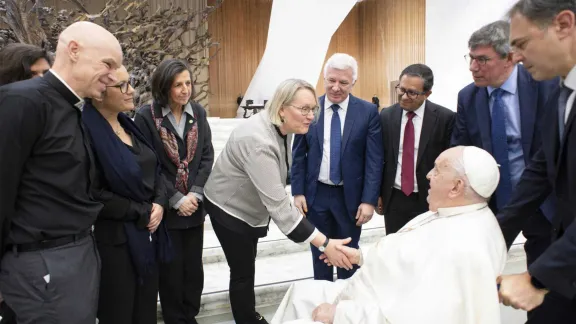 Maria Immonen, LWB-Direktorin für die Abteilung Weltdienst, und die Leitungspersonen anderer Mitgliedsorganisationen des SCHR treffen sich mit Papst Franziskus. Foto: Vatican Media