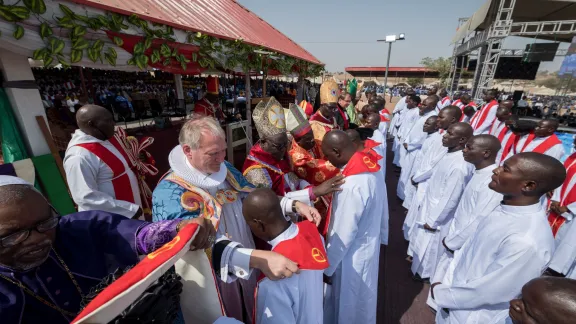 LWB-Präsident Bischof Henrik Stubkjær von der Evangelisch-Lutherischen Volkskirche in Dänemark bei der Ordination von 57 neuen Pfarrpersonen der Lutherischen Kirche Christi in Nigeria zum Abschluss der 100. Jahrestagung der LKCN. Foto: LWB/Albin Hillert