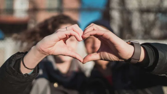 Eine Spontanhochzeit in der Norwegischen Kirche ist eine Zeremonie, die alle Elemente einer traditionellen Hochzeit umfasst. Foto: Unsplash, Matt Nelson