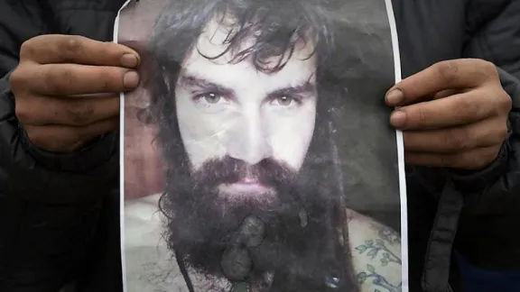 Santiago Maldonado fue visto por última vez el martes pasado durante la represión de Gendarmería Nacional en Esquel. Cada vez más testigos confirman que el joven fue cercado por agentes de Gendarmería, golpeado y trasladado en una camioneta. Foto:nwww.t13.cl