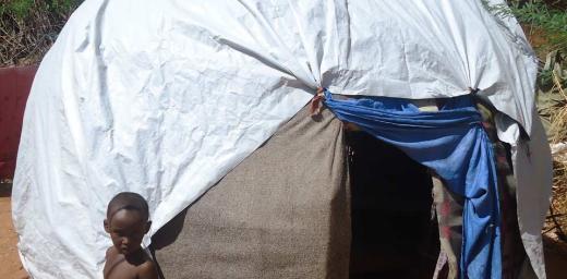 A makeshift hut serves as shelter at Ifo camp in Dadaab. Â© LWF/DWS Kenya-Djibouti/F. Otieno