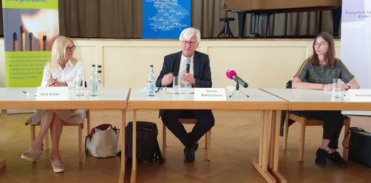 At the press conference for the launch of a network of self-help groups for people who lost someone to COVID-19: (from left) Anita Schedel, Bishop Heinrich Bedford-Strohm, Antonia Palmer. Photo: EKLB