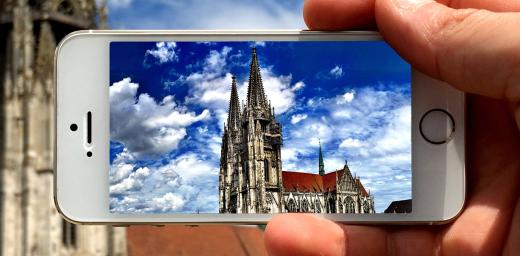 A look through a smartphone to the Regensburg Dom Cathedral, Germany. Photo: ANBerlin/ flickr
