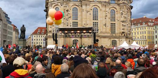 Anti-Pegida: demonstration for openness, humanity and dialogue in front of the Frauenkirche (Church of Our Lady) in Dresden. Photo: Bernd Gross/CC BY-SA 4.0