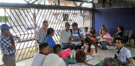 Meeting of migrants in SarapiquÃ­ being assited with the necessary information on legal procedures for settling in the country and labor rights. Photo: ILCO