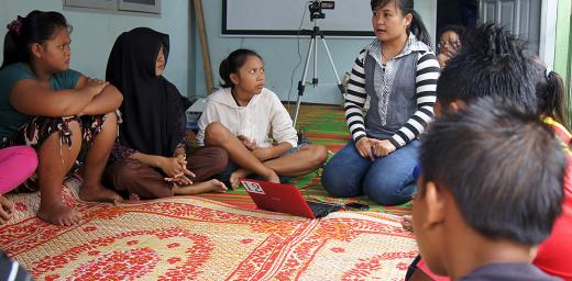 Elisabeth Purba (center) explaining about HIV/AIDS in Desa Bulu Cina, Sumatra, Indonesia. Photo: LWF/C. KÃ¤stner