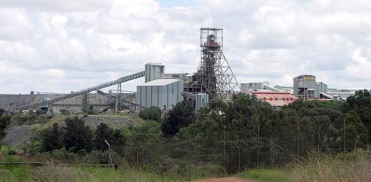 Headframe of the Cullinan Diamond Mine (formerly the Premier Mine), Cullinan, South Africa, February 2006. Credit: NJR ZA via Wikimedia Commons, licence CC-SA