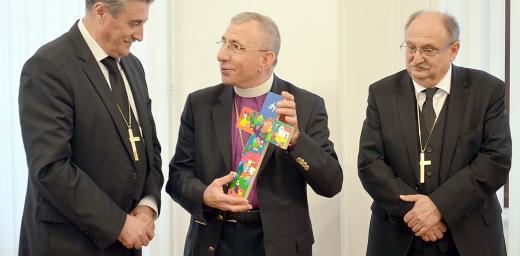 Bishops Ernisa and Filo from Slovenia presented with gift from Bishop Younan (center) at reception in Lutheran Church Ljubljana. Photo: LWF/H. Martinussen