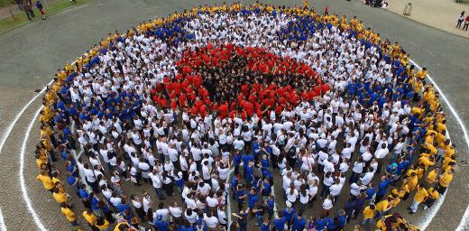 Young people from all over Brazil and beyond massed to form the seal of Martin Luther, known as the Luther Rose. Photo: IECLB