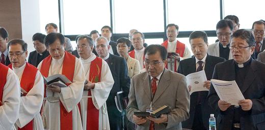 LWF President Bishop Younan, centre, attends a church service in South Korea. He condemned the division between the two Koreas, saying walls incite hatred. 