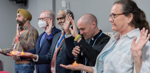 A moment of blessing by Chad Rimmer (second from right), LWF’s Program Executive for Identity, Communion and Formation, to conclude the prayer during the Talanoa interfaith gathering on the eve of COP27 in Egypt. Photo: LWF/Albin Hillert 