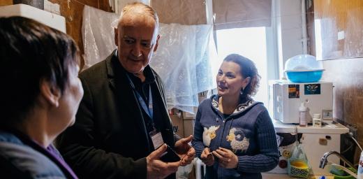 Mark Mullan, the LWF Team Leader in Ukraine, meets a family in Kharkiv whose apartment was damaged by a missile strike. LWF will renovate this family’s home. Photo: LWF/ Anatoliy Nazarenko