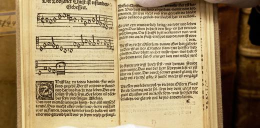 The “Erfurter Färbefaß-Enchiridion” is the oldest existing Protestant hymnal. The pages show the Easter hymn “Christ is risen”. The sheet music bears witness to the first hymns of the reformer Martin Luther. The Enchiridion was printed in Erfurt, Germany, in 1524. Photo: epd/Hans-Jörg Hörseljau