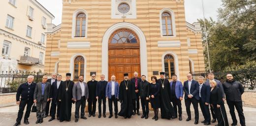 Group photo with Ukrainian faith leaders in front of the Lutheran St Catherine's church in Kyiv. Photo: LWF/ Anatolyi Nazarenko