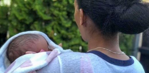 Eritrean woman with her newborn baby, who was picked up in the border area after giving birth in Białowieża Forest. Photo: Egala 