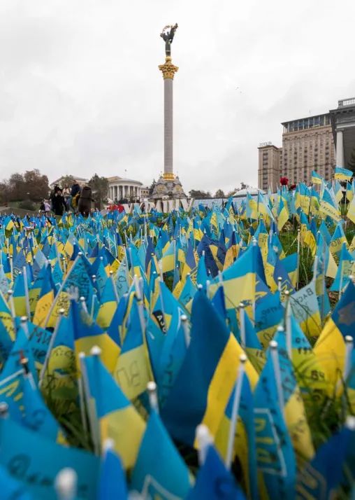 Auf dem Maidan Nezalezhnosti - dem Unabhängigkeitsplatz - wurden Tausende von ukrainischen Flaggen vor dem Unabhängigkeitsdenkmal aufgestellt, um der Menschen zu gedenken, die seit dem Einmarsch der russischen Streitkräfte in die Ukraine im Februar 2022 ihr Leben verloren haben. Foto: LWB/Abin Hillert