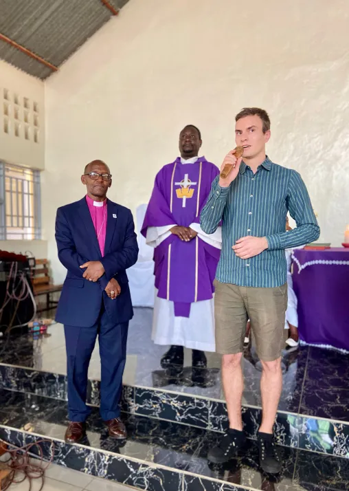 Lauri Grünthal, Evangelisch-Lutherische Kirche Finnlands, begrüßt die Gemeindemitglieder der LKR-Gemeinde in Kigali während des Sonntagsgottesdienstes. Auf der linken Seite steht LKR-Bischof Evalister Mugabo. Foto: LWB/S. Sullivan