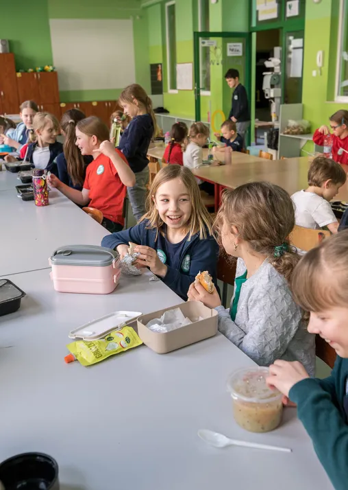 Kinder bei einer Mahlzeit in der Pause