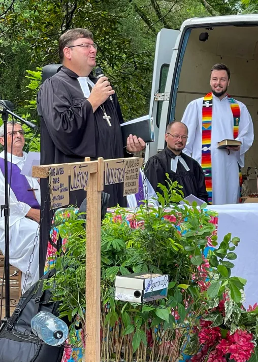 Rev. Fábio Rucks from the IECLB preaching during the 7th Binational Ecumenical Celebration for Free Rivers. Photo: IECLB