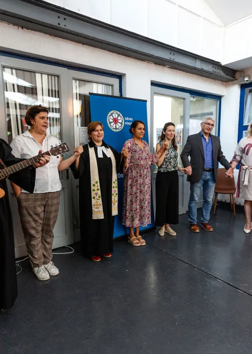 Die Budapester lutherische Pastorin und Direktorin des Dévai Fogadó, Pfarrerin Marta Bolba (dritte von links), bei einer früheren Veranstaltung in der Begegnungsstätte